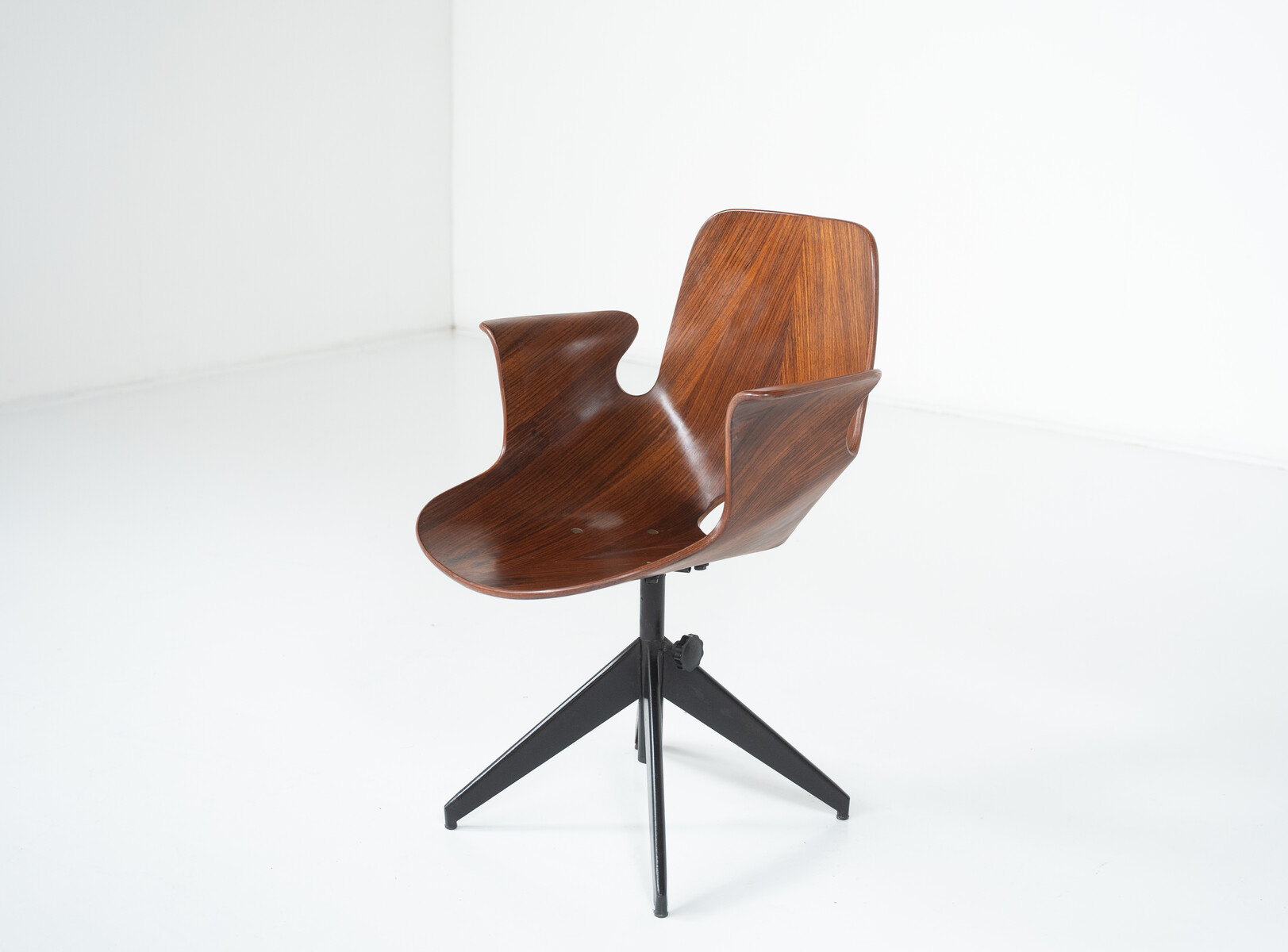 Medea swivel armchair by Vittorio Nobili
