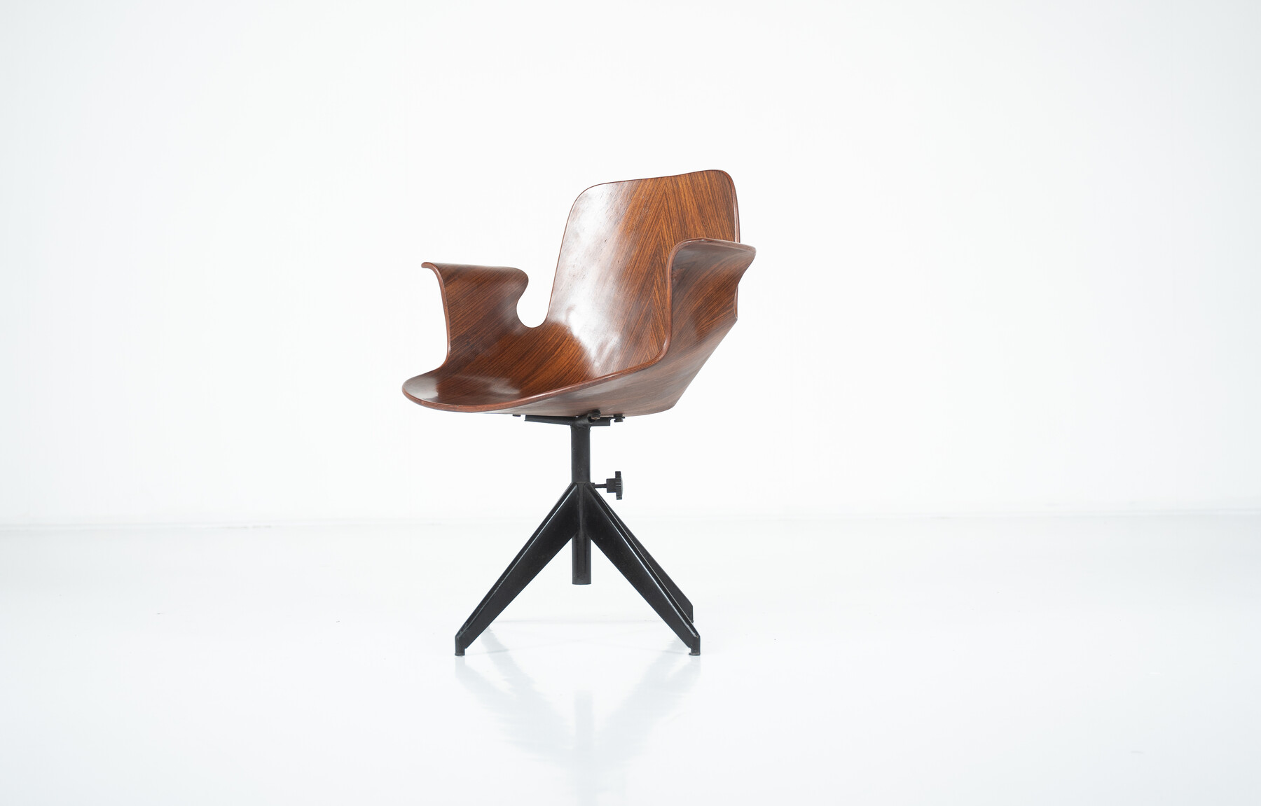 Medea swivel armchair by Vittorio Nobili