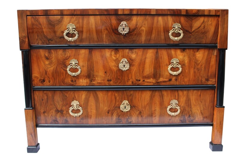 Austrian Walnut chest of drawers by Biedermeier - Austria 19th century