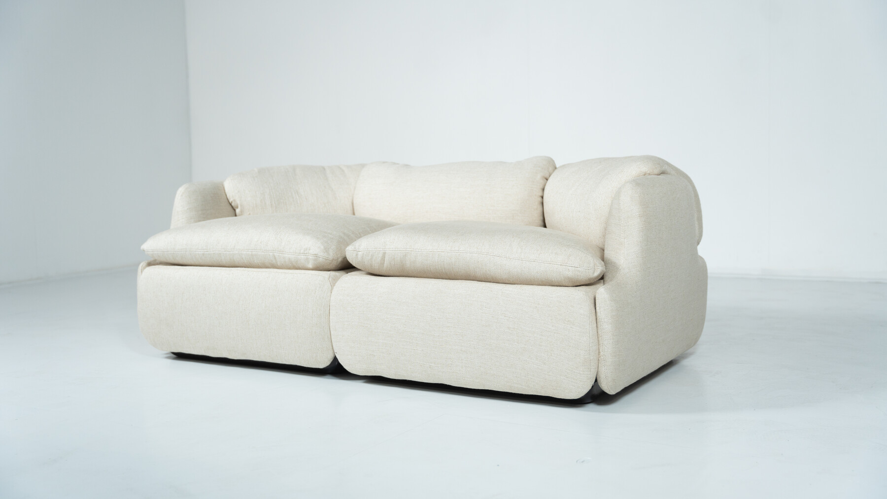 Confidential Sofa by Alberto Rosselli for Saporiti, Italy,1970s - New Beige Upholstery