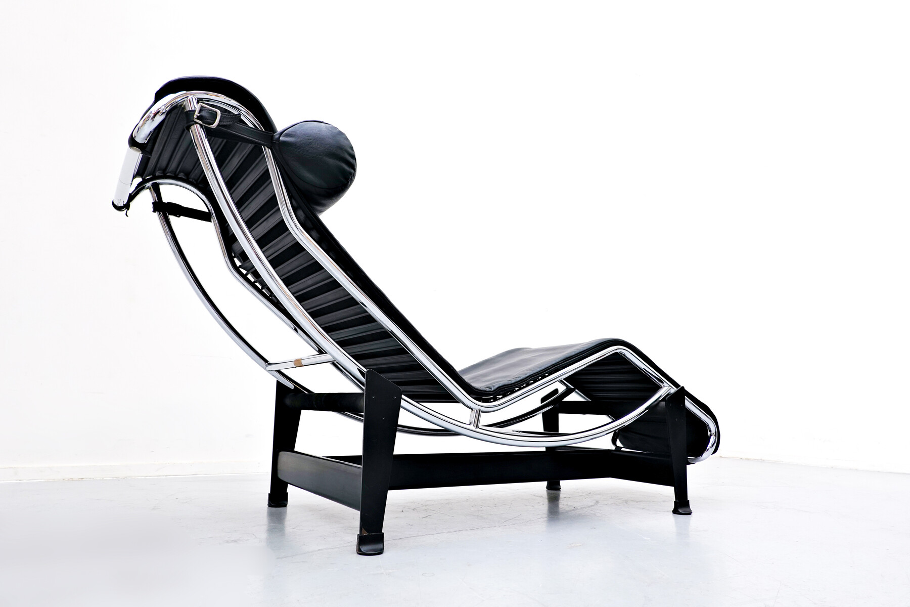 Vintage Lc4 lounge chair in black leather by Le Corbusier for