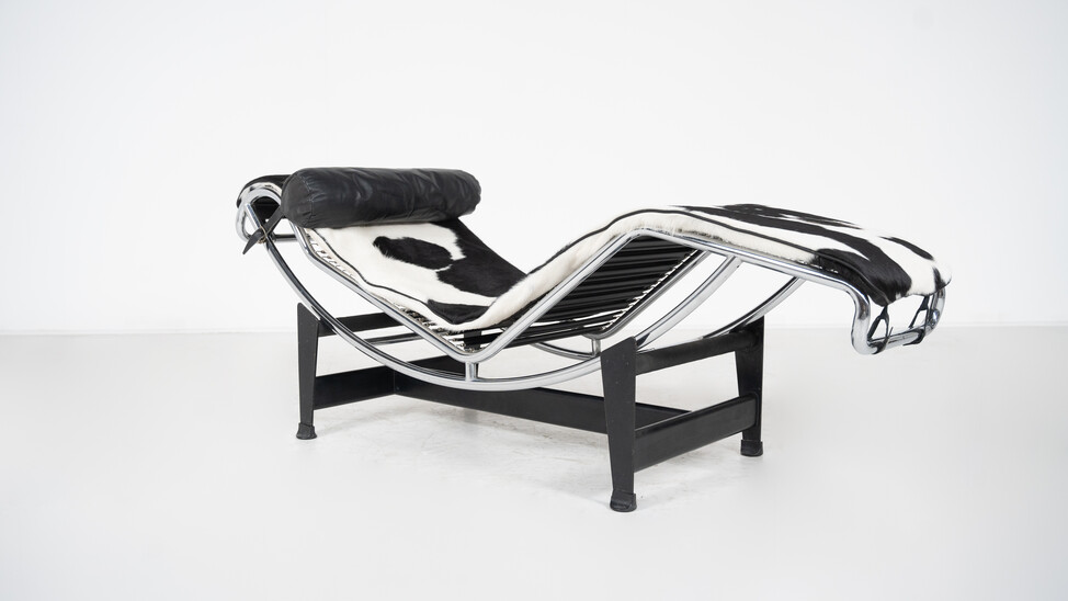 Le Corbusier Lounge Chair LC4  For Cassina, Italy  - New upholstery 