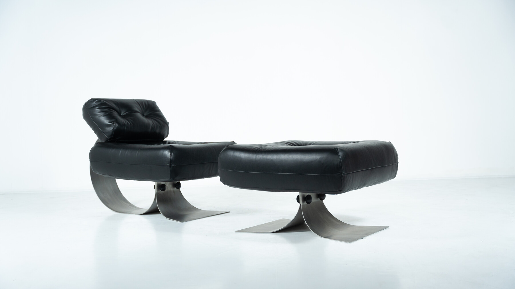 Mid-Century Black Leather Lounge chair and Ottoman Model 'Alta' by Oscar Niemeyer for Mobilier International - 1970s