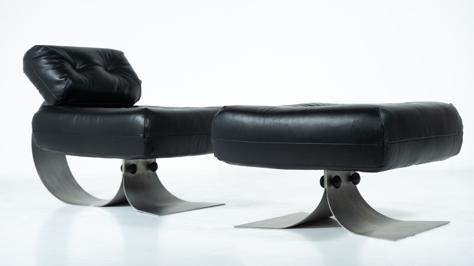 Mid-Century Black Leather Lounge chair and Ottoman Model 'Alta' by Oscar Niemeyer for Mobilier International - 1970s