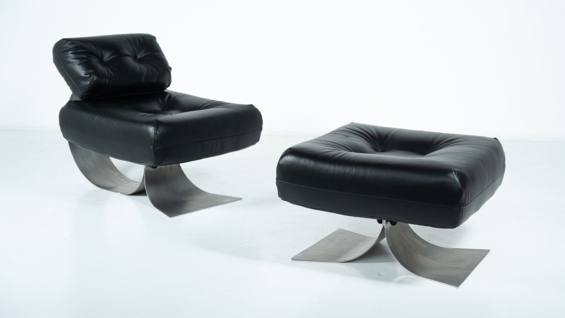 Mid-Century Black Leather Lounge chair and Ottoman Model 'Alta' by Oscar Niemeyer for Mobilier International - 1970s