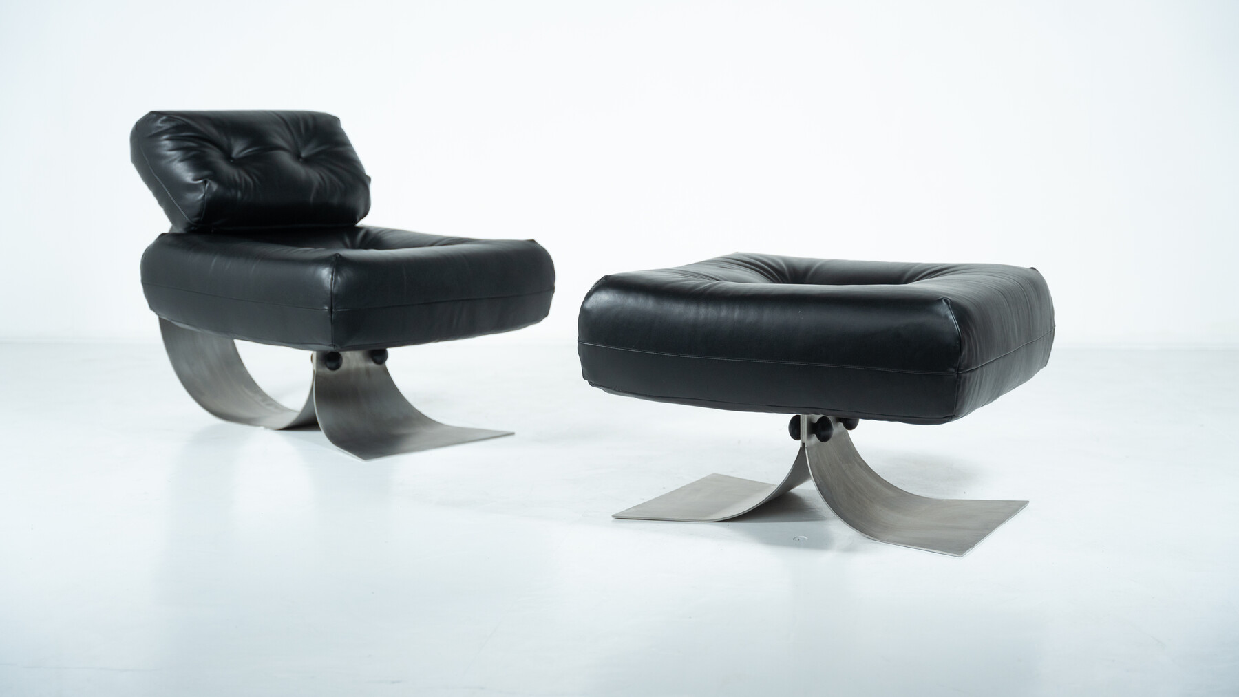 Mid-Century Black Leather Lounge chair and Ottoman Model 'Alta' by Oscar Niemeyer for Mobilier International - 1970s