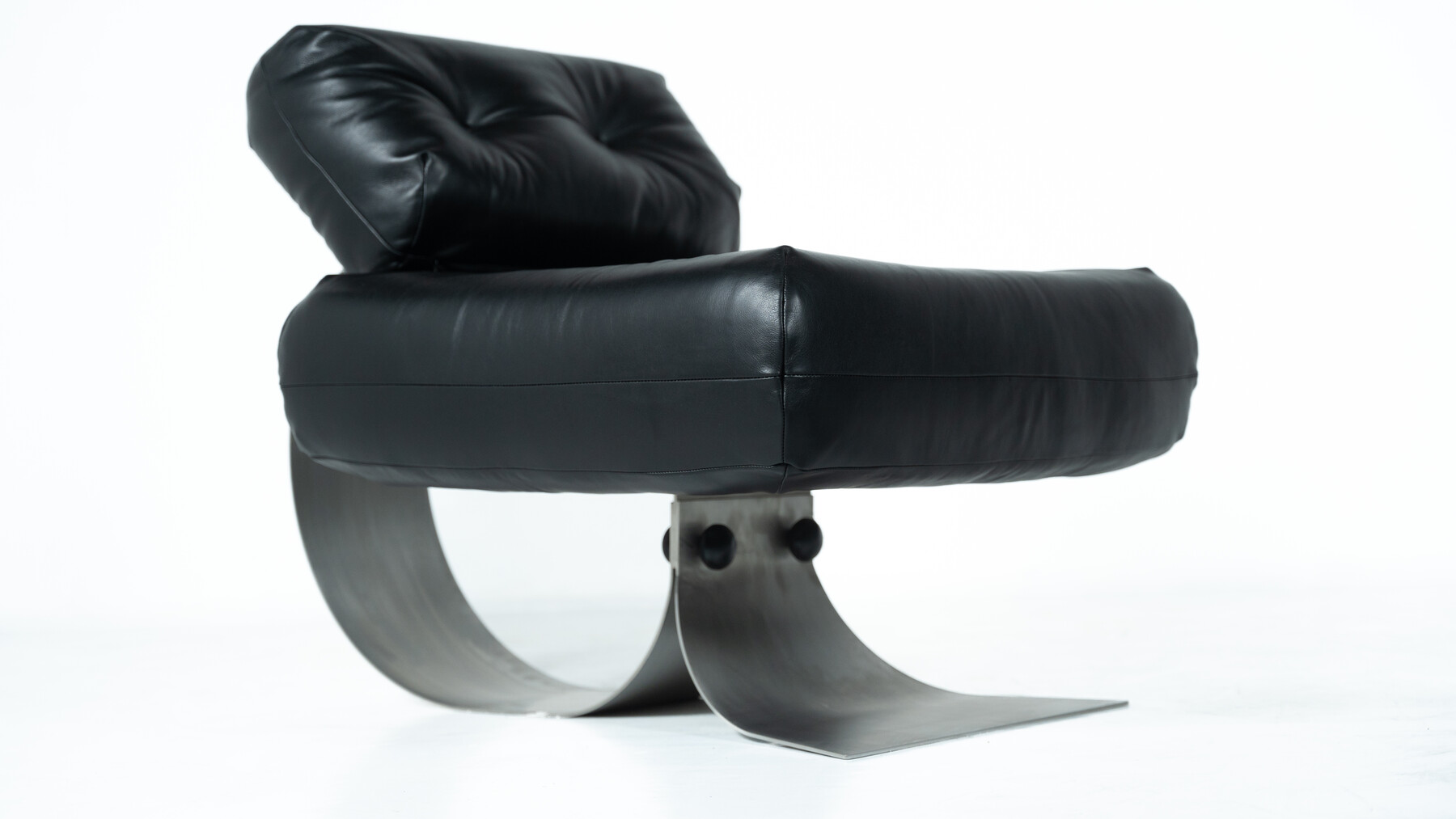 Mid-Century Black Leather Lounge chair and Ottoman Model 'Alta' by Oscar Niemeyer for Mobilier International - 1970s