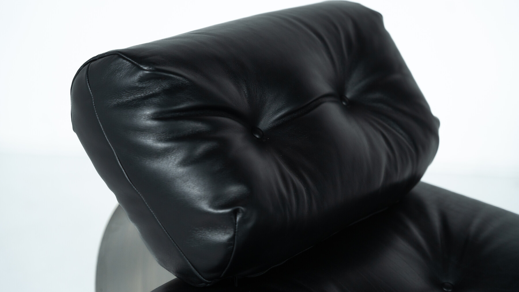 Mid-Century Black Leather Lounge chair and Ottoman Model 'Alta' by Oscar Niemeyer for Mobilier International - 1970s