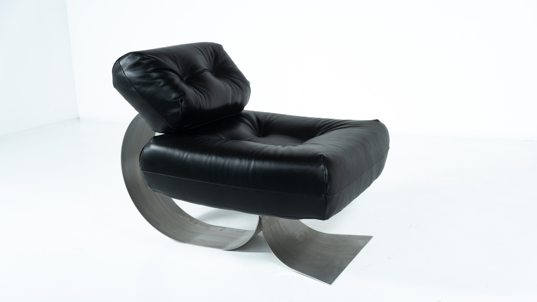 Mid-Century Black Leather Lounge chair and Ottoman Model 'Alta' by Oscar Niemeyer for Mobilier International - 1970s