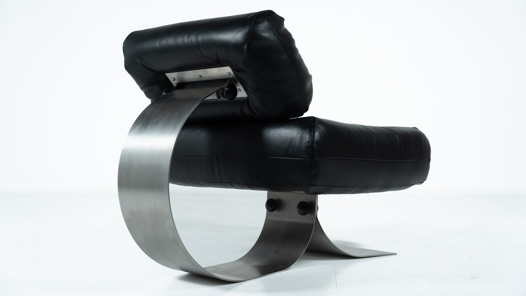 Mid-Century Black Leather Lounge chair and Ottoman Model 'Alta' by Oscar Niemeyer for Mobilier International - 1970s