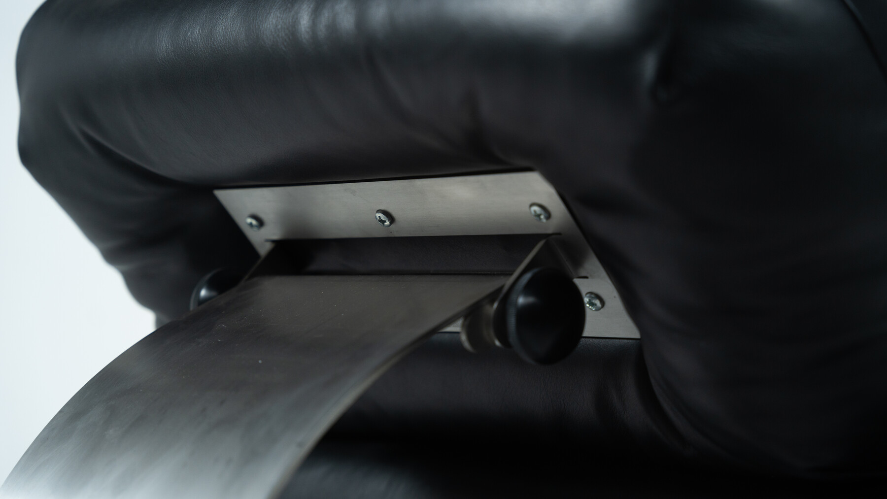 Mid-Century Black Leather Lounge chair and Ottoman Model 'Alta' by Oscar Niemeyer for Mobilier International - 1970s