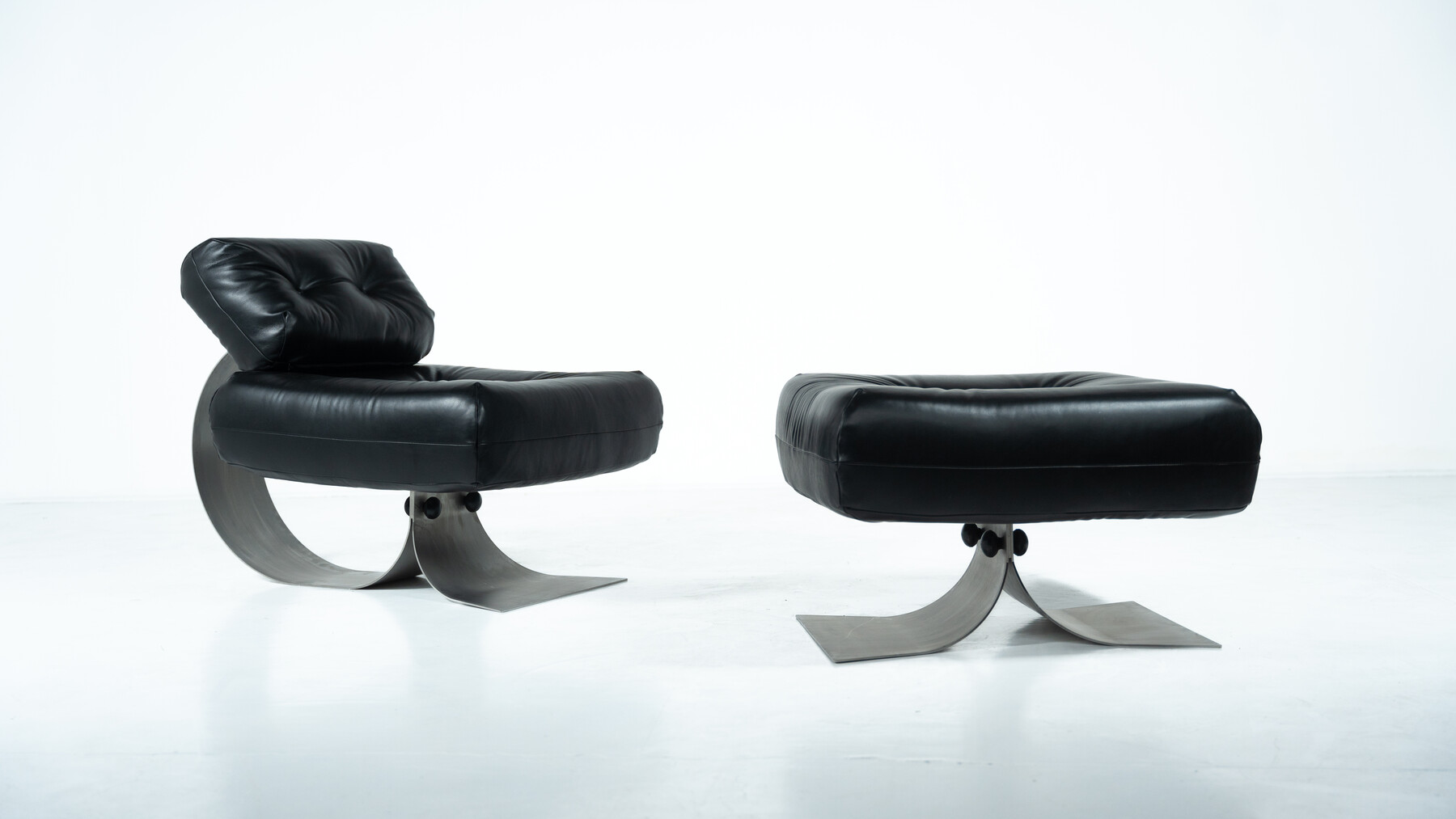 Mid-Century Black Leather Lounge chair and Ottoman Model 'Alta' by Oscar Niemeyer for Mobilier International - 1970s