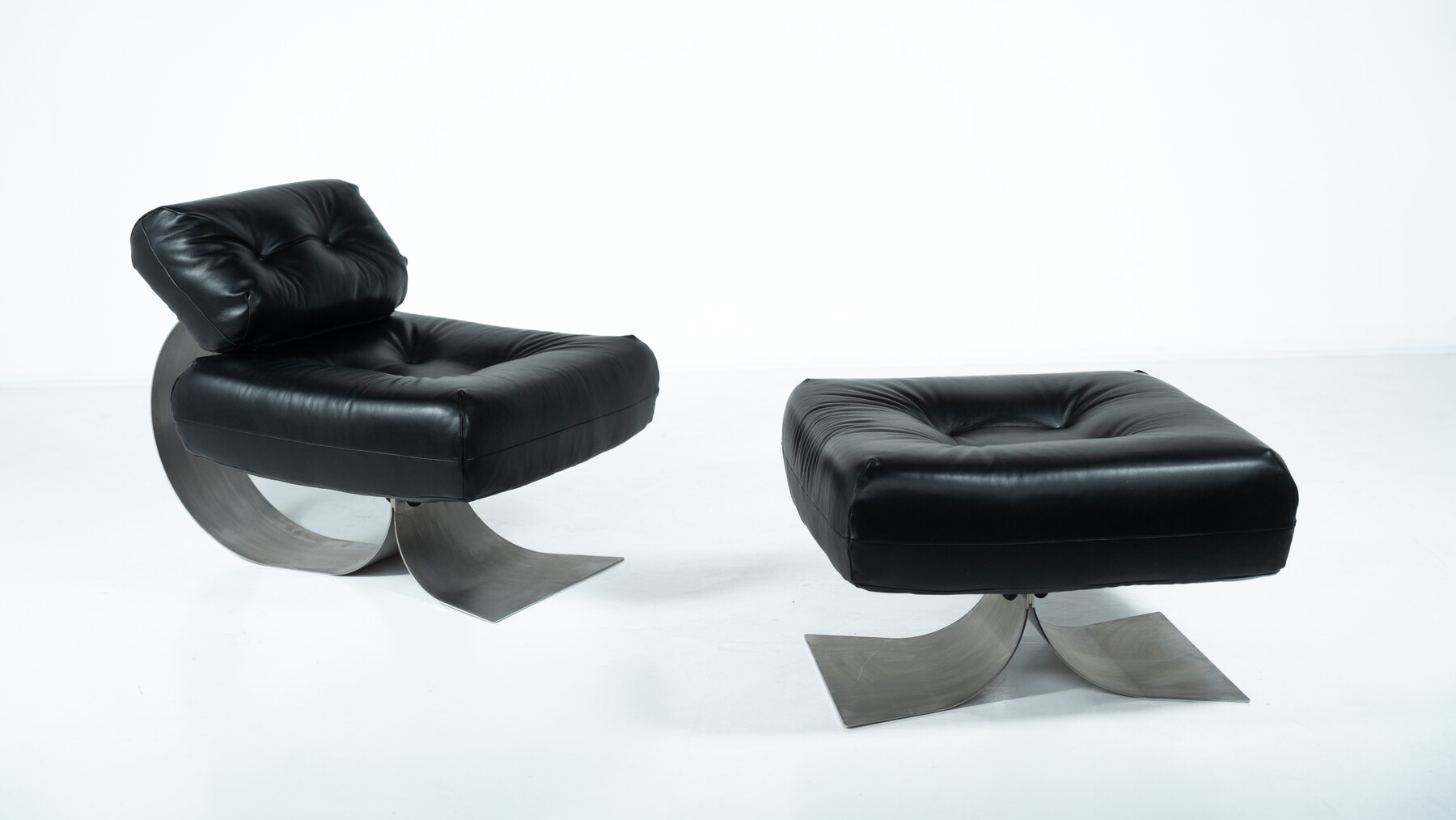 Mid-Century Black Leather Lounge chair and Ottoman Model 'Alta' by Oscar Niemeyer for Mobilier International - 1970s