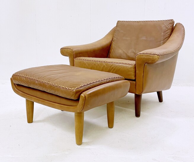 Mid-century cognac leather armchair with ottoman model ''Matador