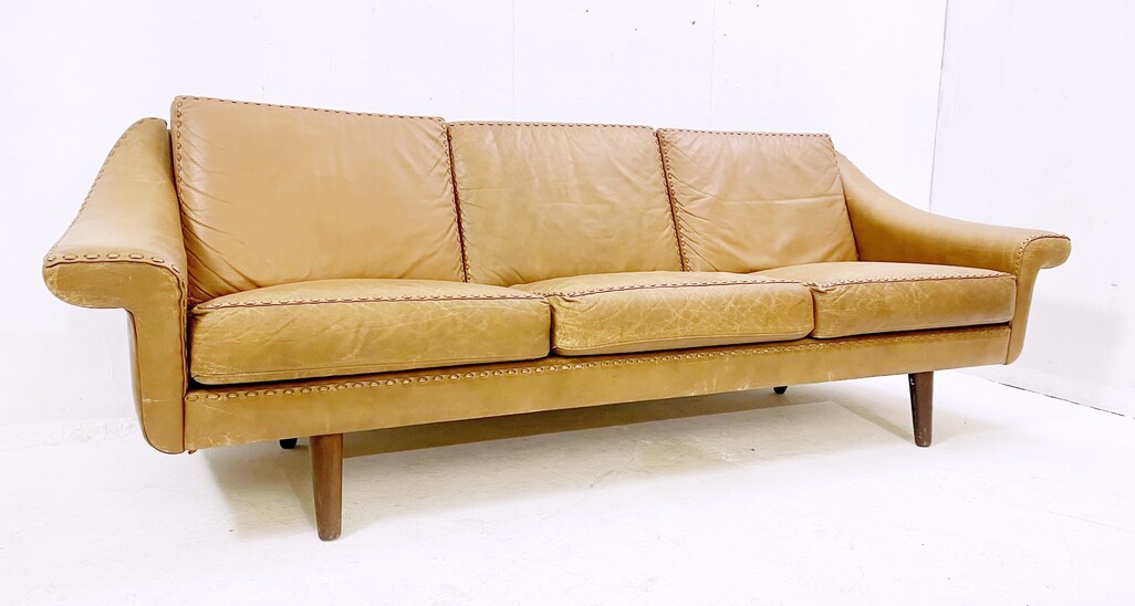 Mid-century cognac leather sofa model ''Matador