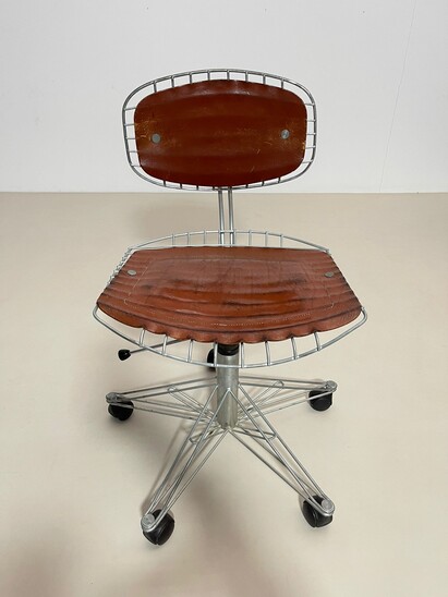 Mid-century leather and metal swivel chair model ''Beaubourg'' by Michel Cadestin & Georges Laurent for Centre Pompidou - France 1977