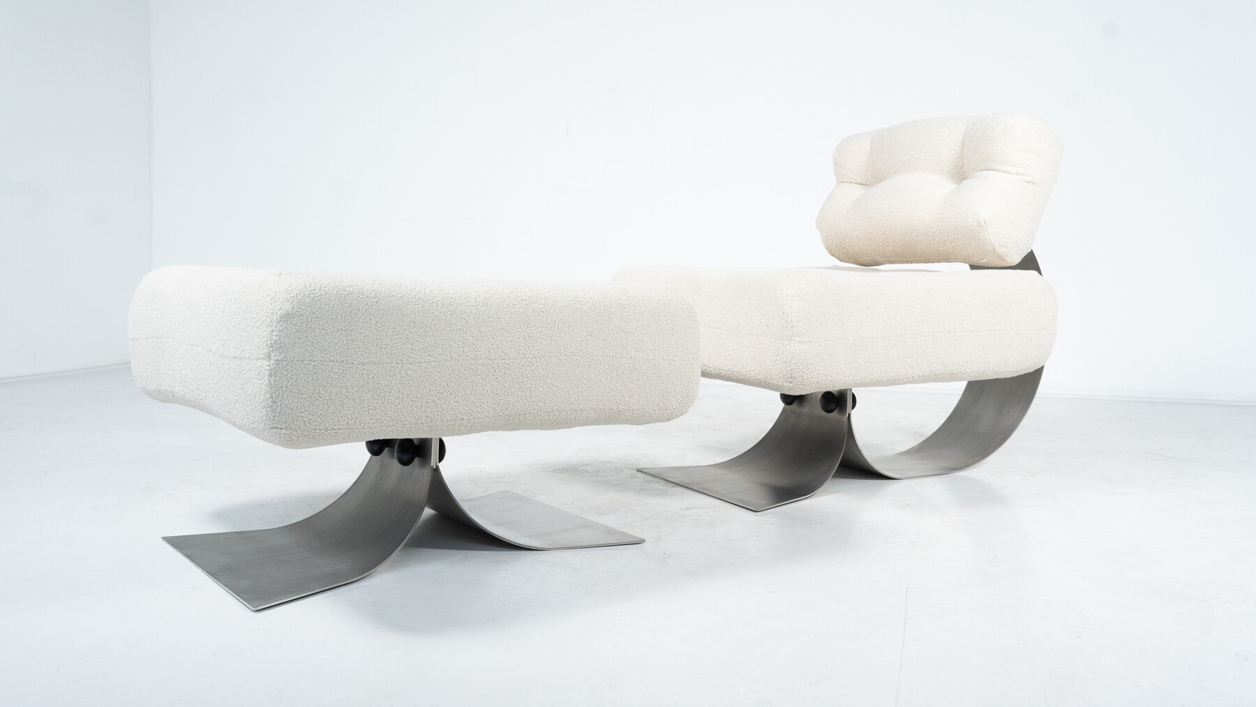 Mid-Century Lounge Chair and Ottoman Model 'Alta' by Oscar Niemeyer for Mobilier International - New Upholstery