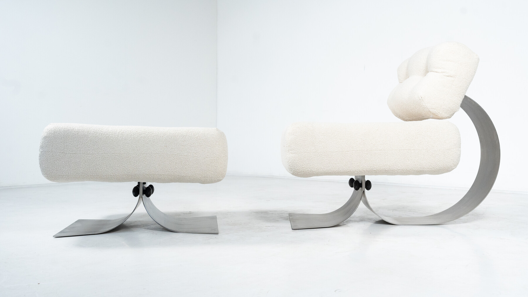 Mid-Century Lounge Chair and Ottoman Model 'Alta' by Oscar Niemeyer for Mobilier International - New Upholstery