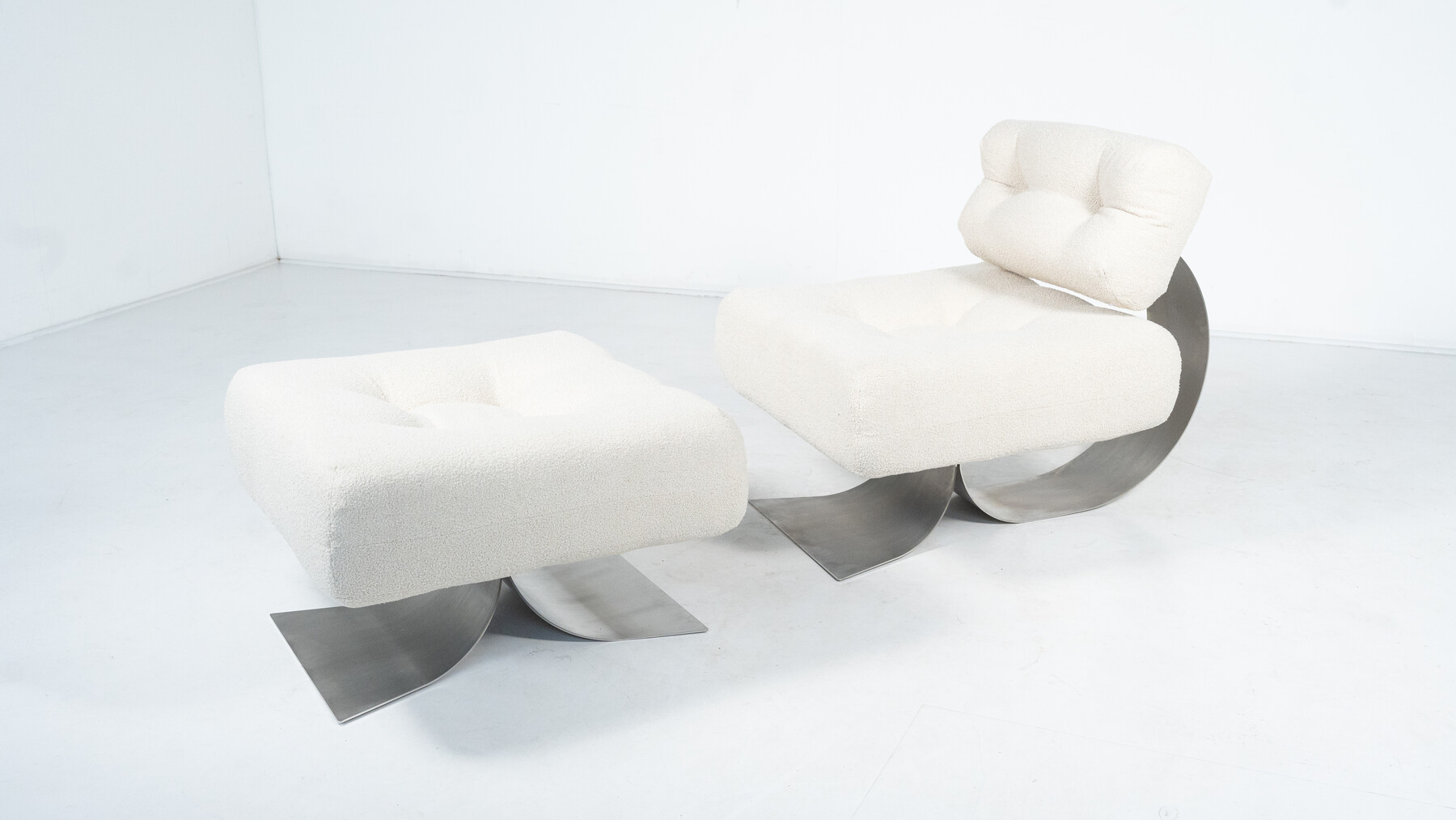 Mid-Century Lounge Chair and Ottoman Model 'Alta' by Oscar Niemeyer for Mobilier International - New Upholstery