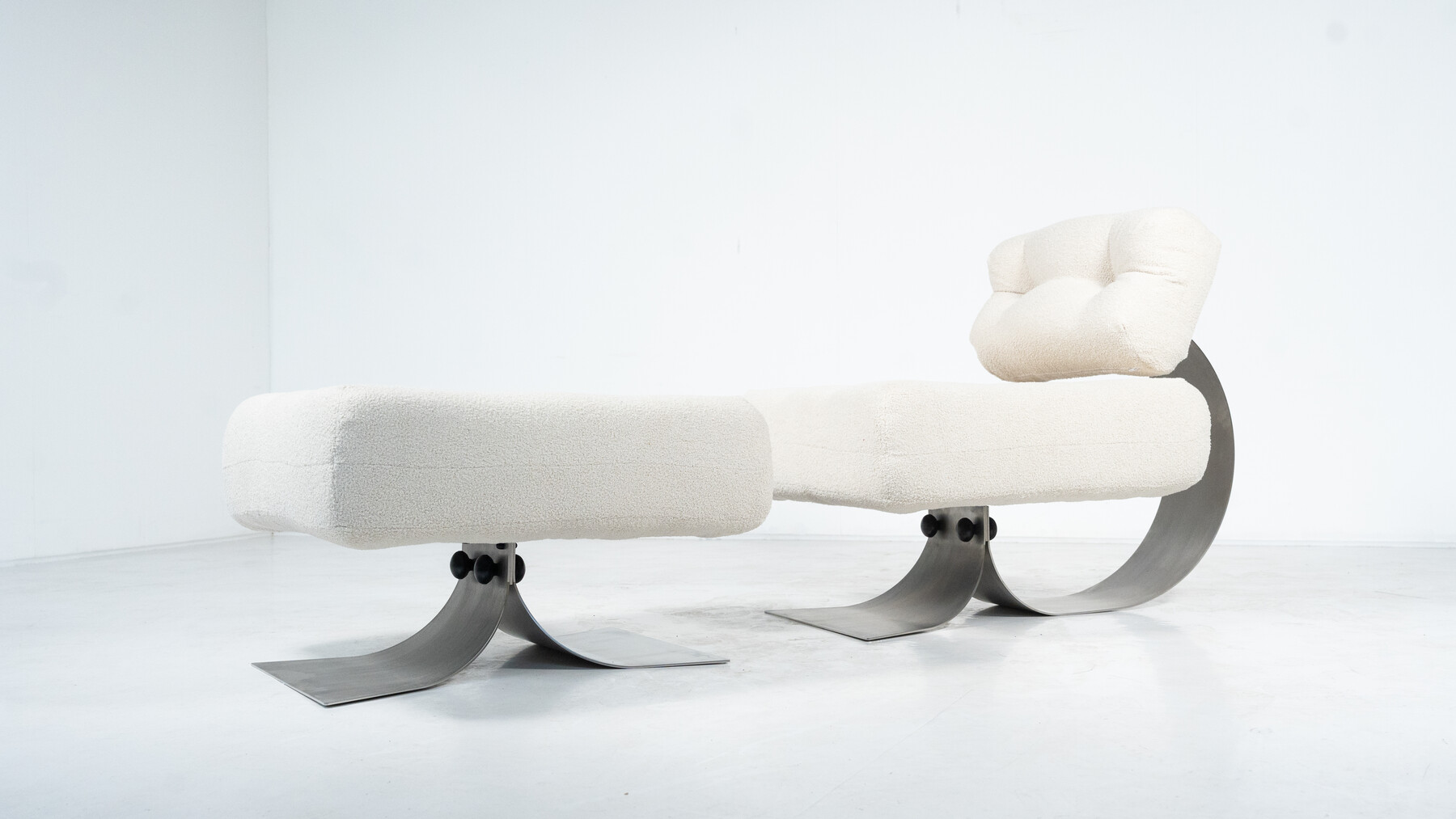 Mid-Century Lounge Chair and Ottoman Model 'Alta' by Oscar Niemeyer for Mobilier International - New Upholstery