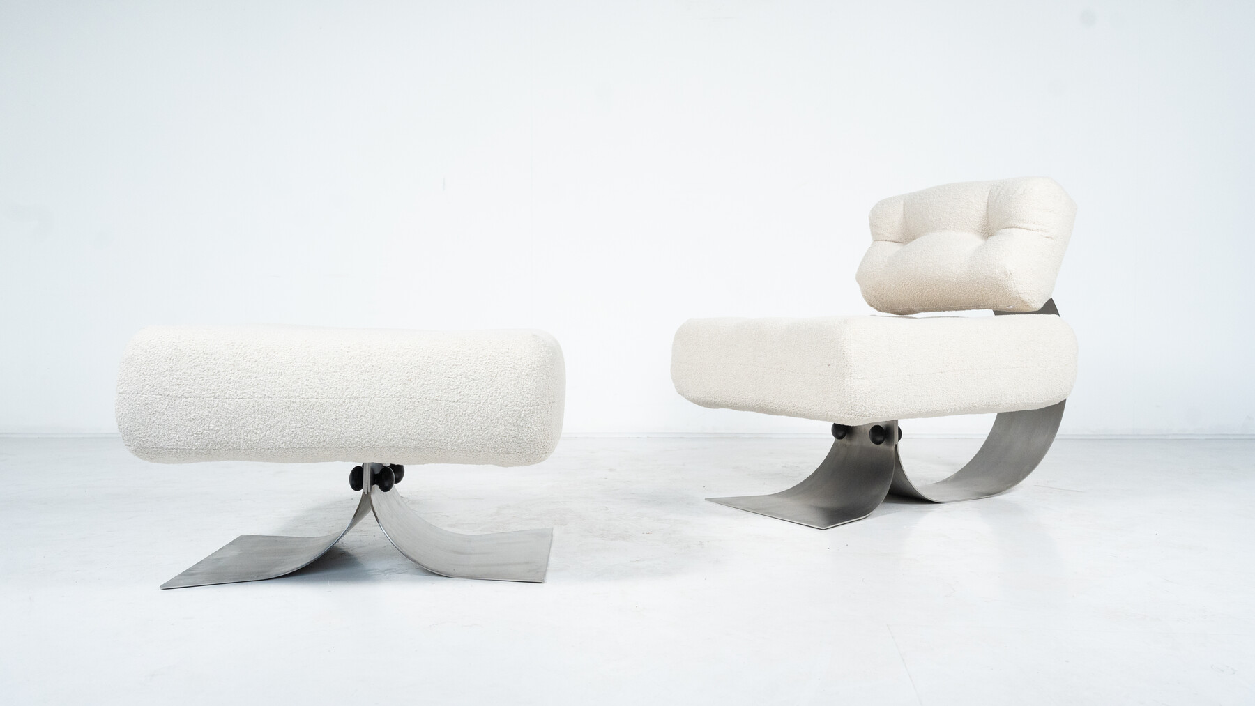 Mid-Century Lounge Chair and Ottoman Model 'Alta' by Oscar Niemeyer for Mobilier International - New Upholstery