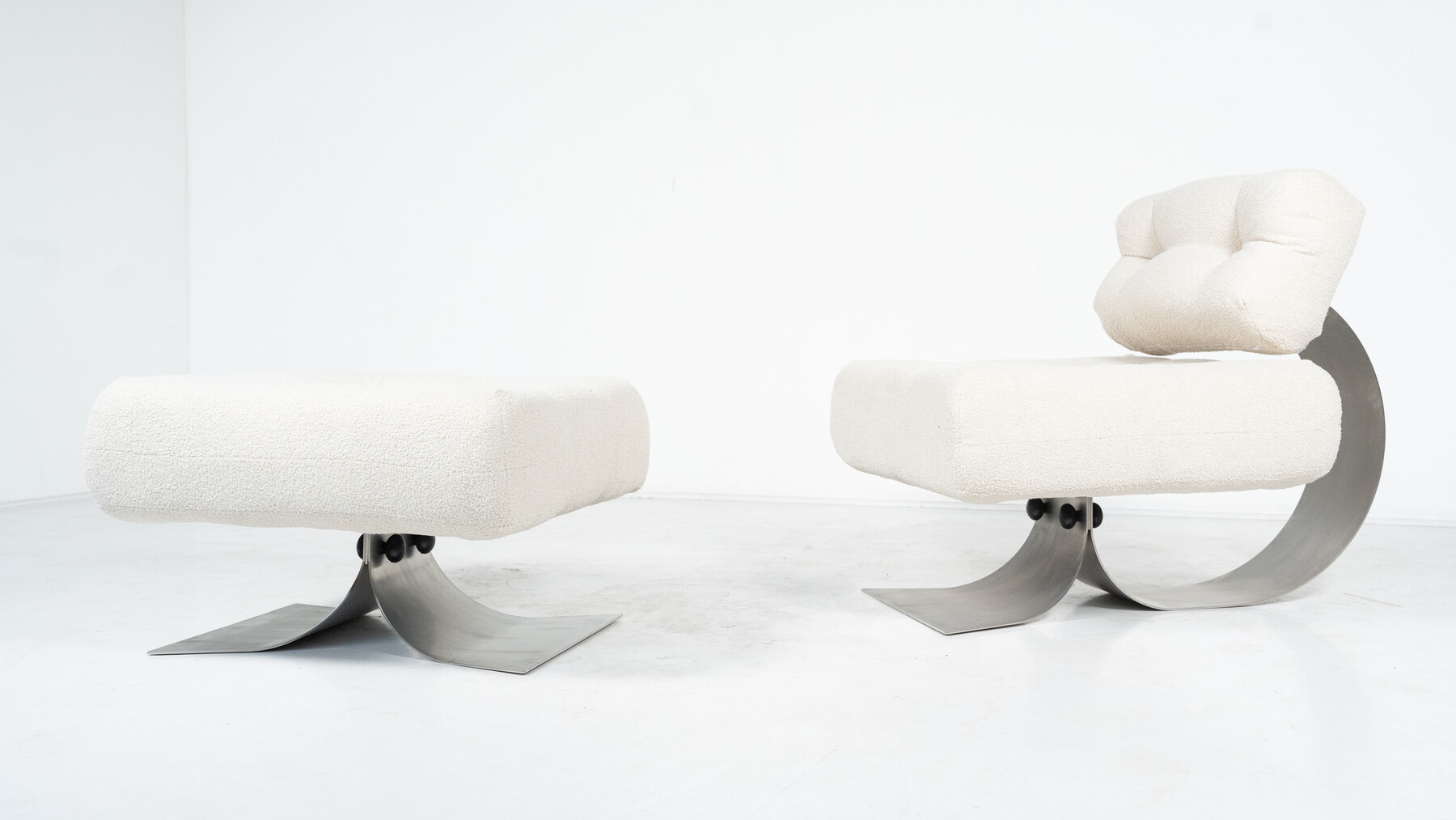 Mid-Century Lounge Chair and Ottoman Model 'Alta' by Oscar Niemeyer for Mobilier International - New Upholstery