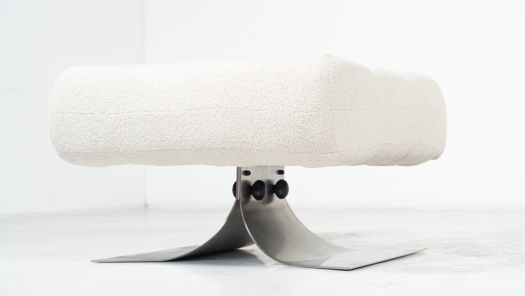 Mid-Century Lounge Chair and Ottoman Model 'Alta' by Oscar Niemeyer for Mobilier International - New Upholstery