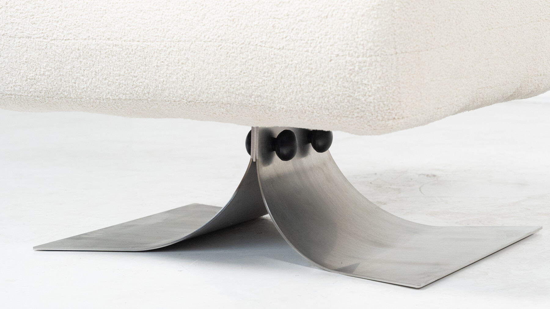 Mid-Century Lounge Chair and Ottoman Model 'Alta' by Oscar Niemeyer for Mobilier International - New Upholstery