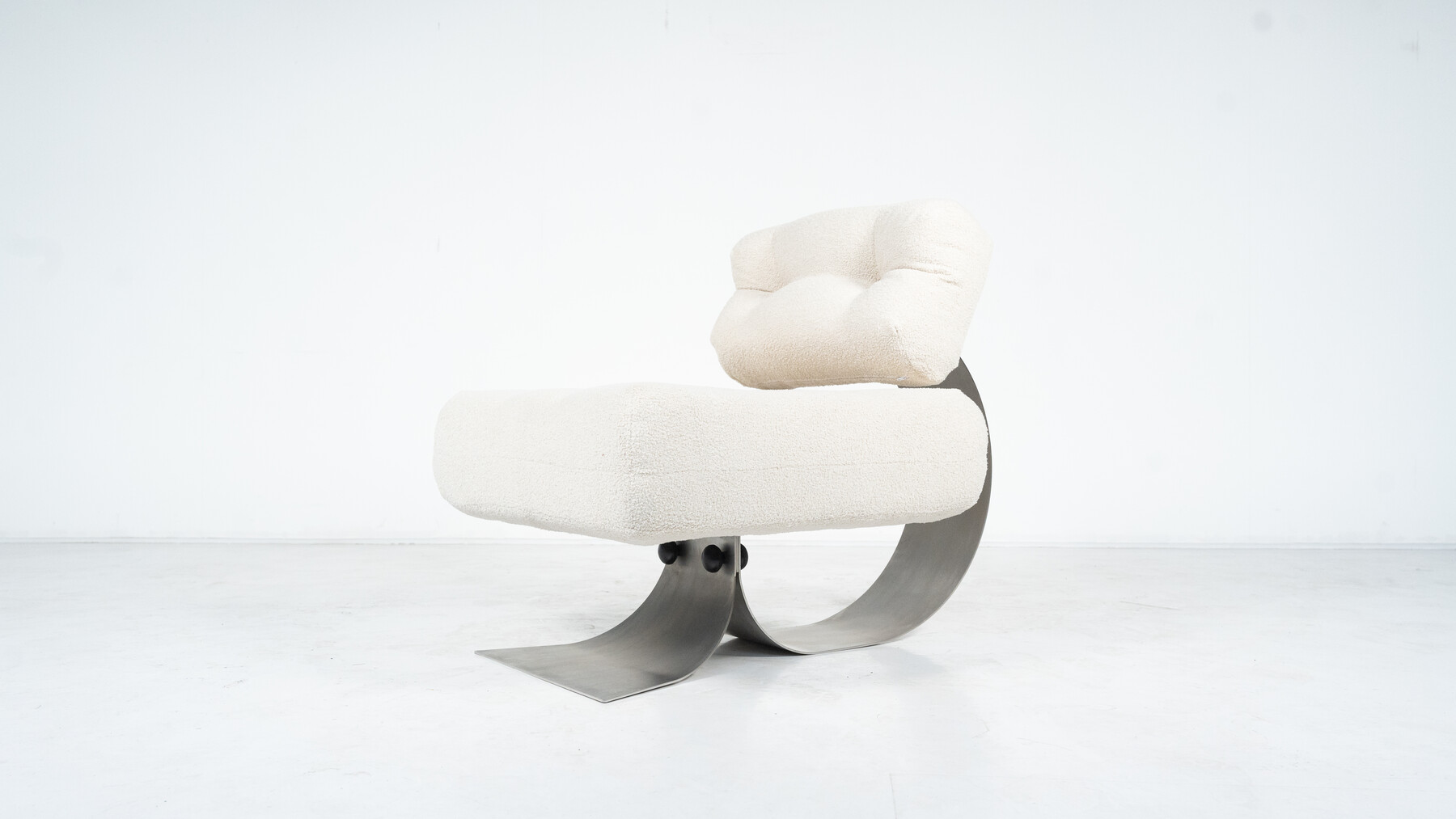 Mid-Century Lounge Chair and Ottoman Model 'Alta' by Oscar Niemeyer for Mobilier International - New Upholstery