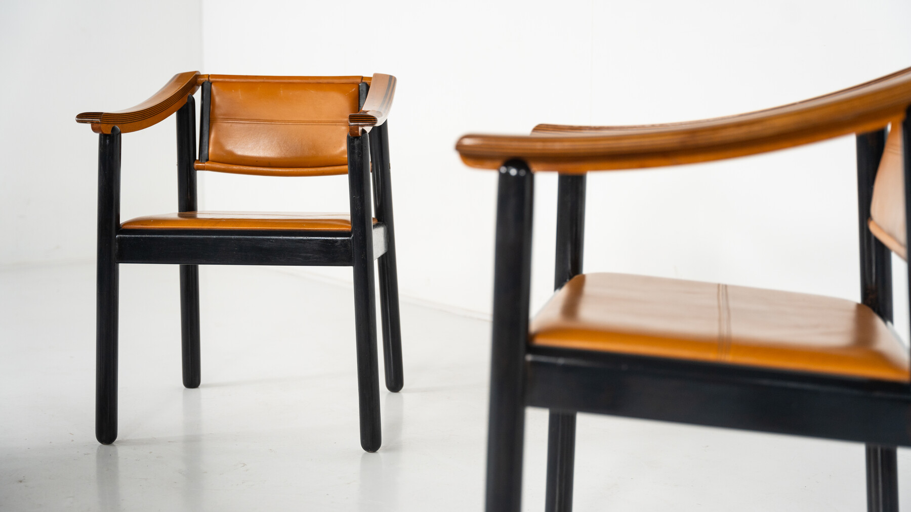 Mid-Century Modern 4 Armchairs in the style of Scarpa, Wood and Leather, Italy, 1960s