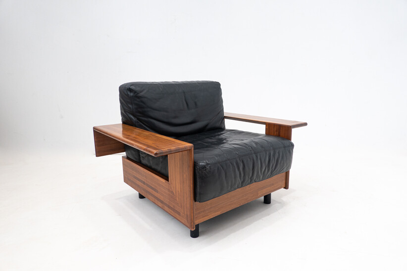 Mid-Century Modern Amrchair in the style of Tobia Scarpa, Wood and leather, Italy, 1960s