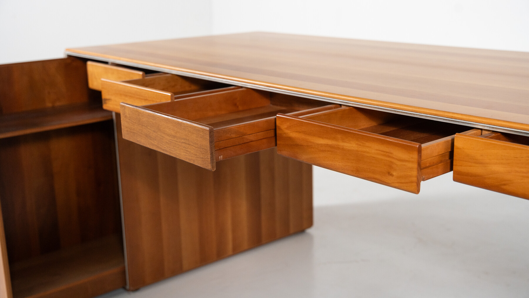 Mid-Century Modern Desk by Afra and Tobia Scarpa, Stildomus 1970s