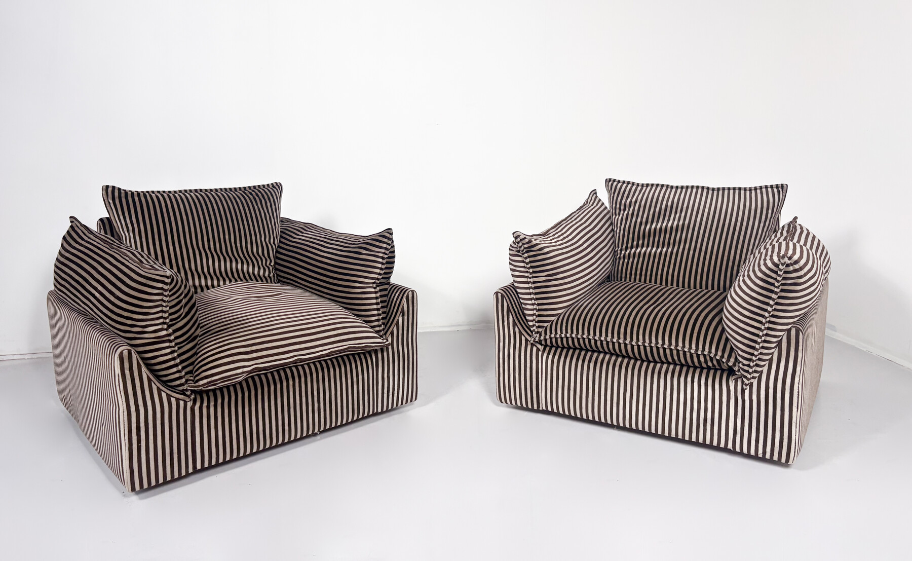 Mid-Century Modern Pair of Armchairs 