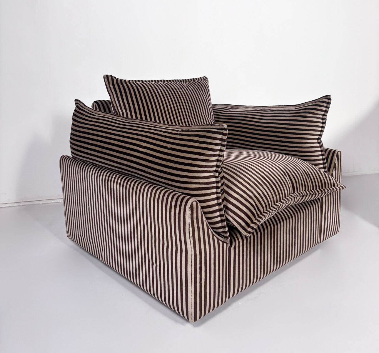 Mid-Century Modern Pair of Armchairs 