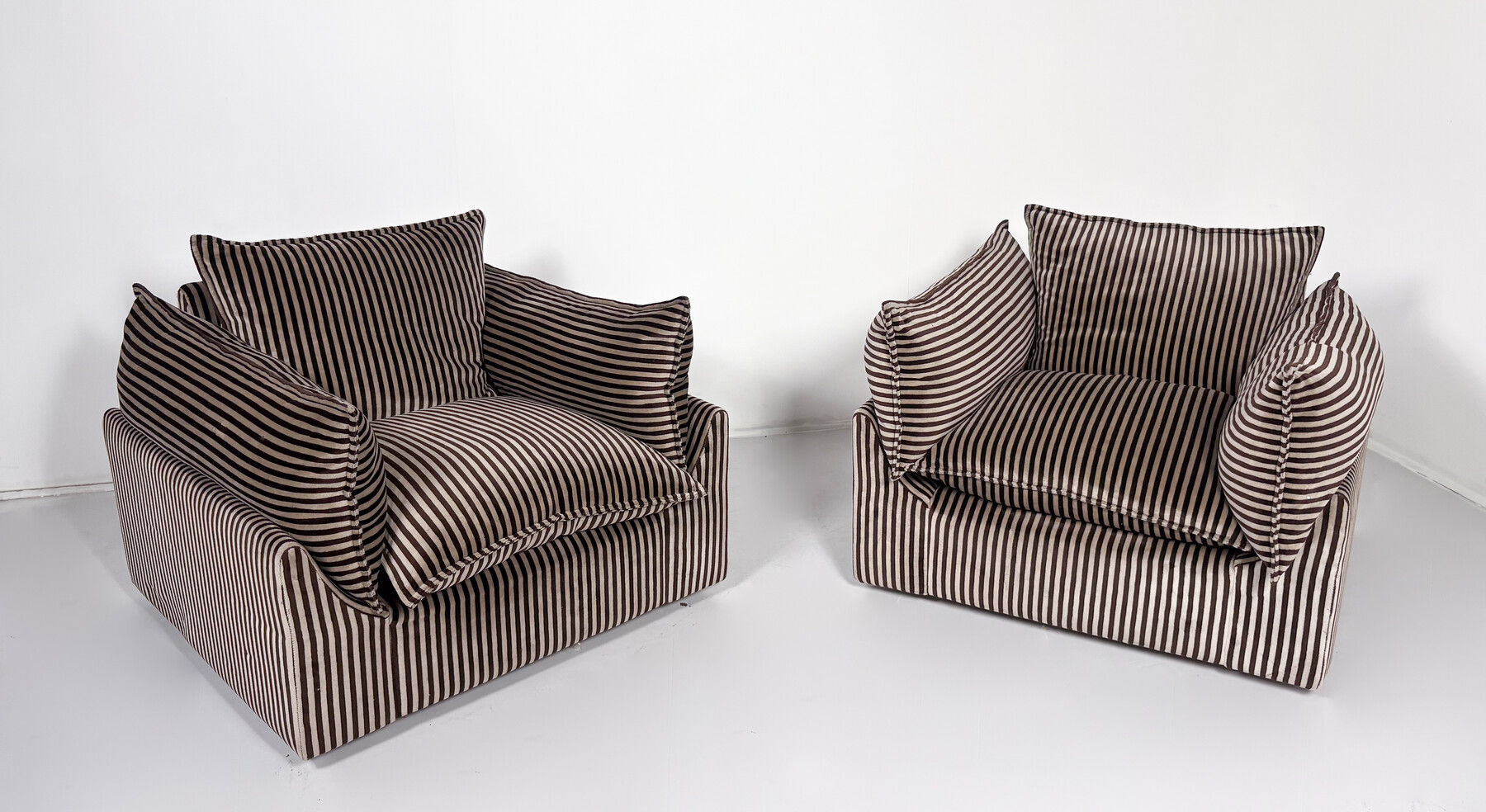 Mid-Century Modern Pair of Armchairs 