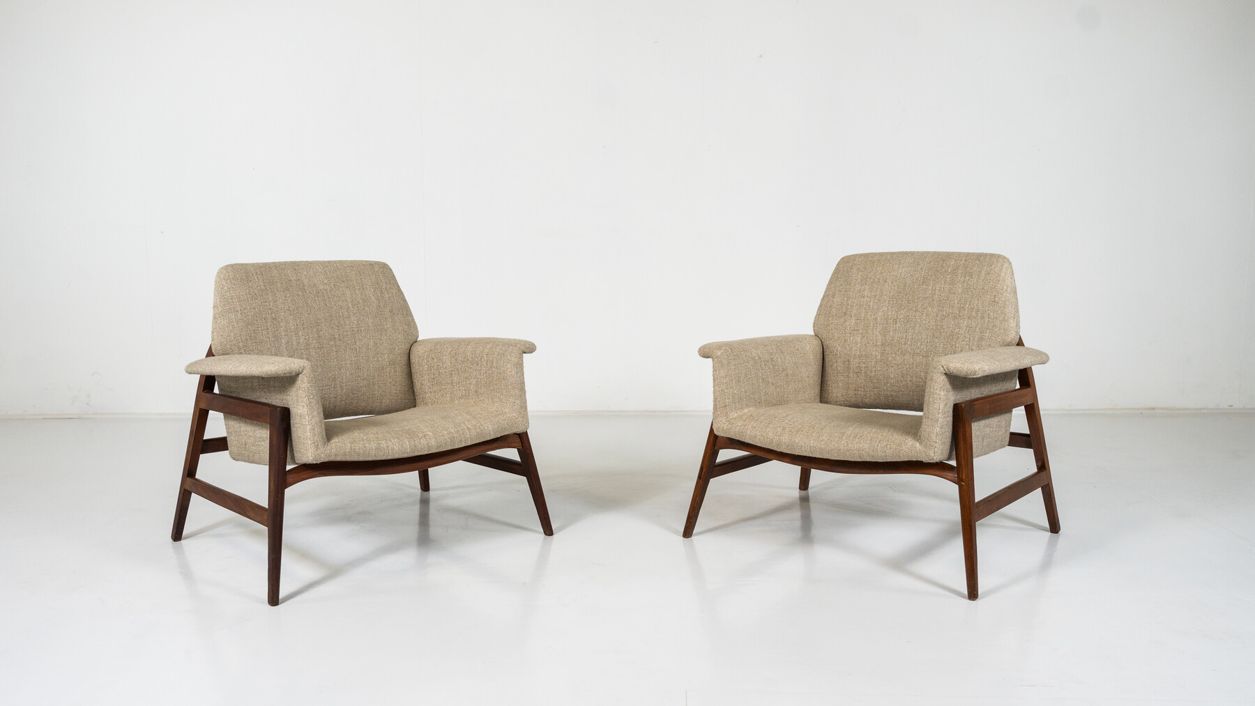 Mid-Century Modern Pair of Armchairs in the style of Gianfranco Frattini, Italy, 1960s - New Upholstery 