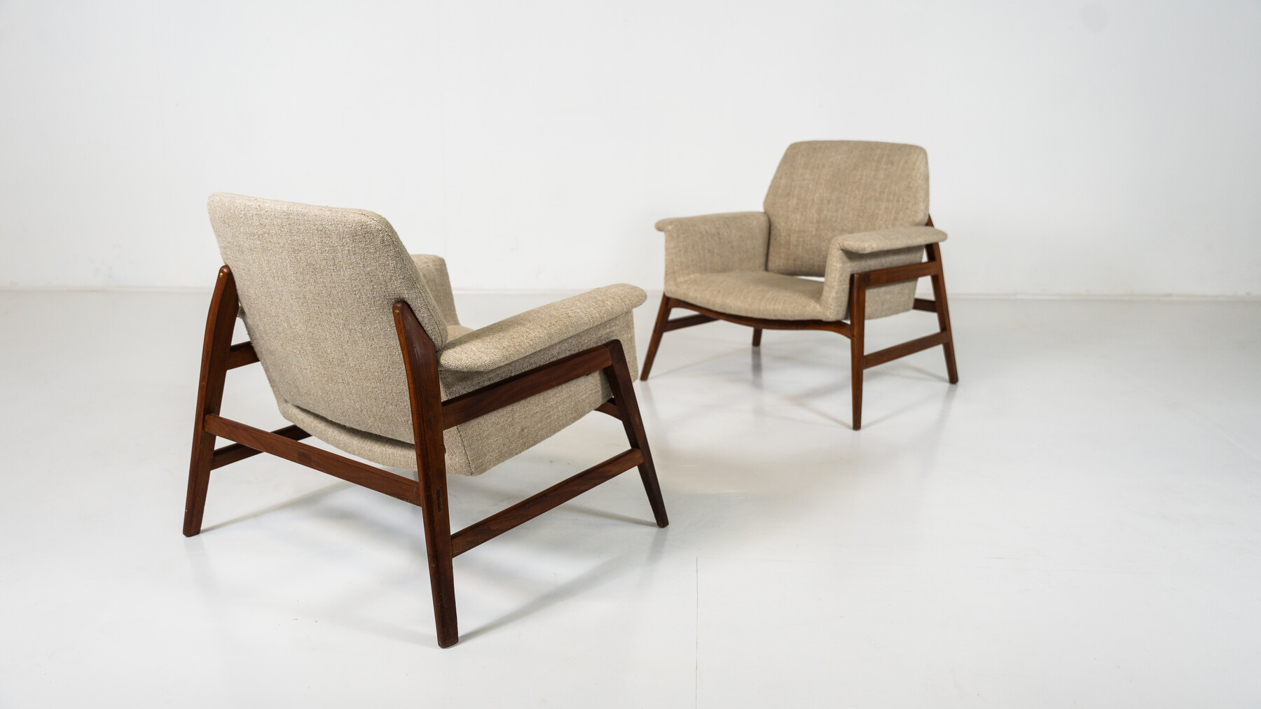 Mid-Century Modern Pair of Armchairs in the style of Gianfranco Frattini, Italy, 1960s - New Upholstery 