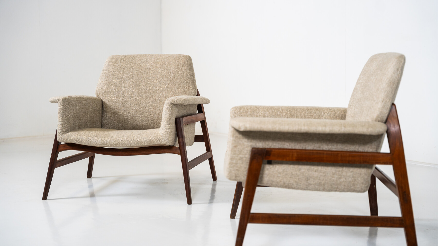 Mid-Century Modern Pair of Armchairs in the style of Gianfranco Frattini, Italy, 1960s - New Upholstery 