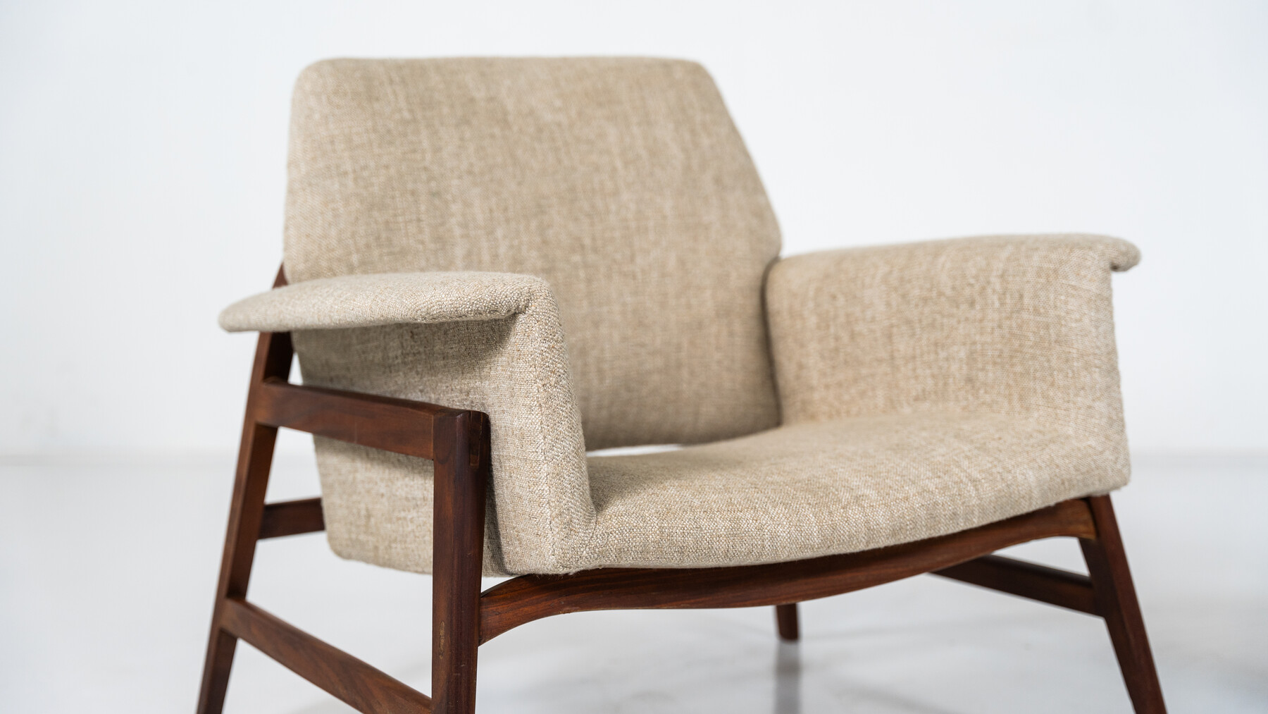 Mid-Century Modern Pair of Armchairs in the style of Gianfranco Frattini, Italy, 1960s - New Upholstery 