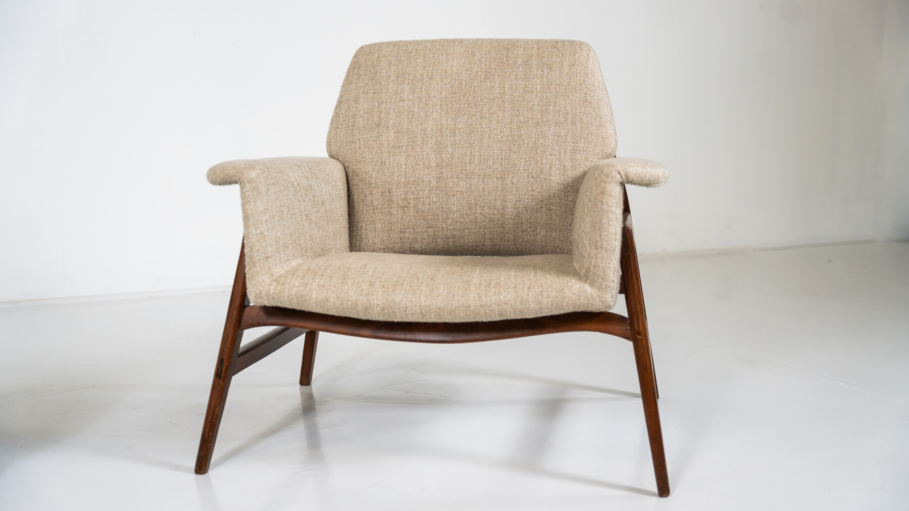 Mid-Century Modern Pair of Armchairs in the style of Gianfranco Frattini, Italy, 1960s - New Upholstery 