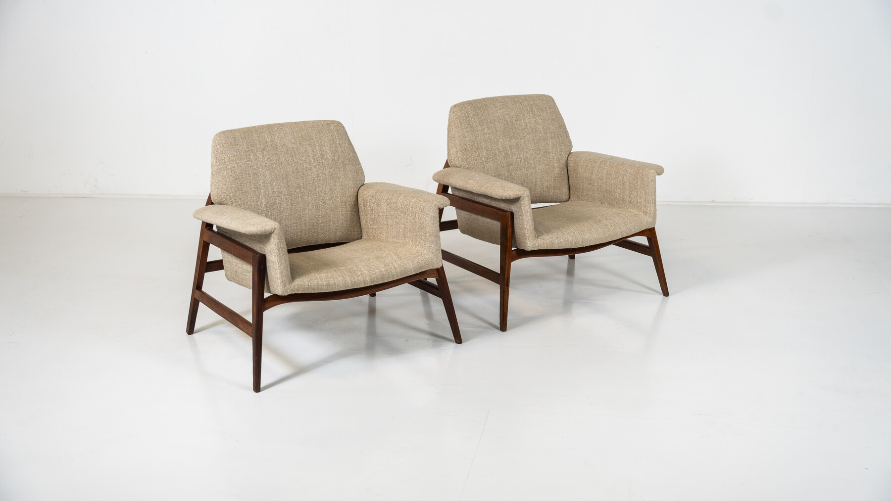 Mid-Century Modern Pair of Armchairs in the style of Gianfranco Frattini, Italy, 1960s - New Upholstery 