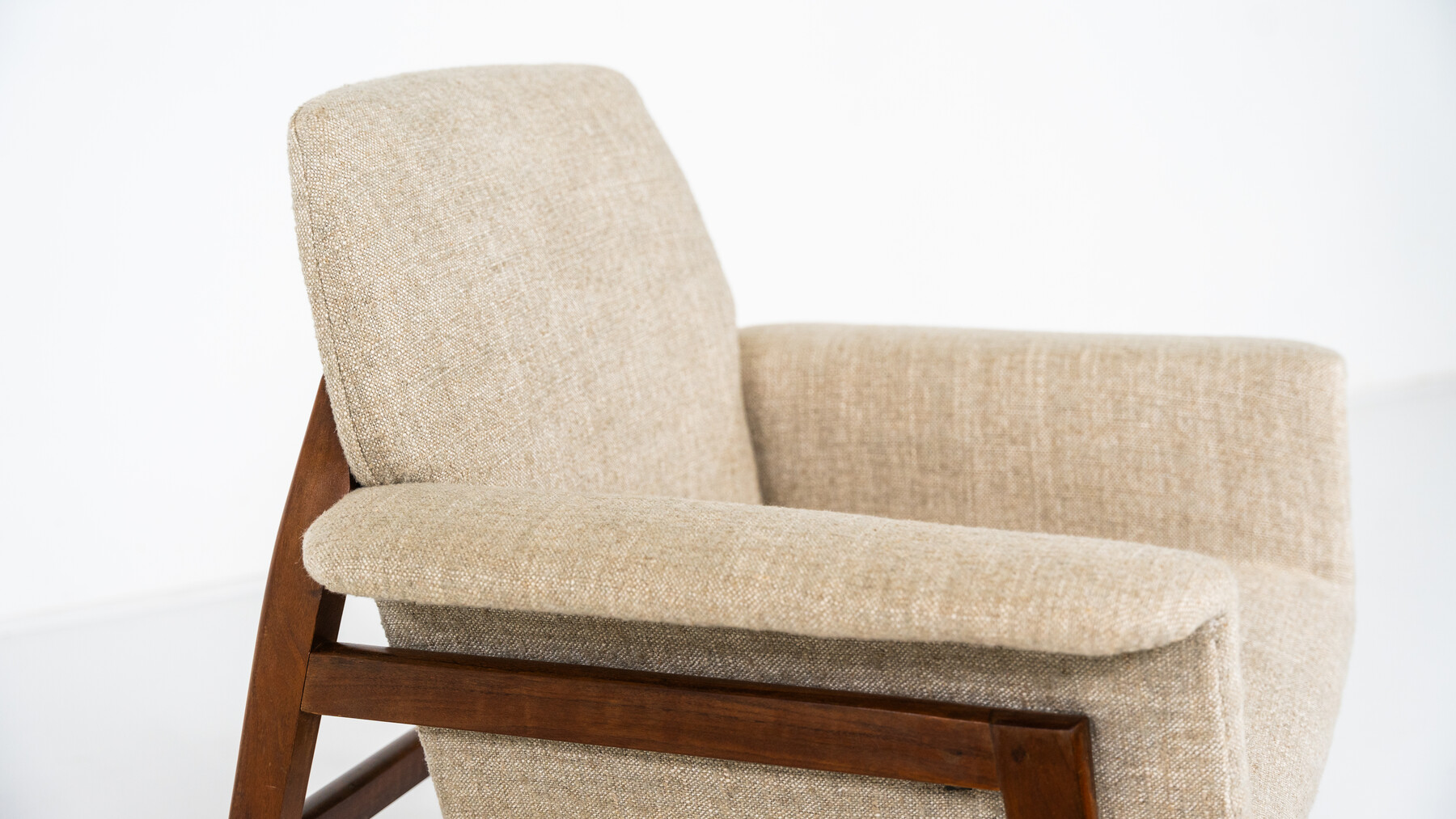 Mid-Century Modern Pair of Armchairs in the style of Gianfranco Frattini, Italy, 1960s - New Upholstery 