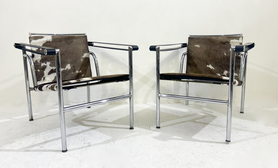 Mid-Century Modern Pair of LC1 Armchairs by Le Corbusier, Pierre Jeanneret, Charlotte Perriand