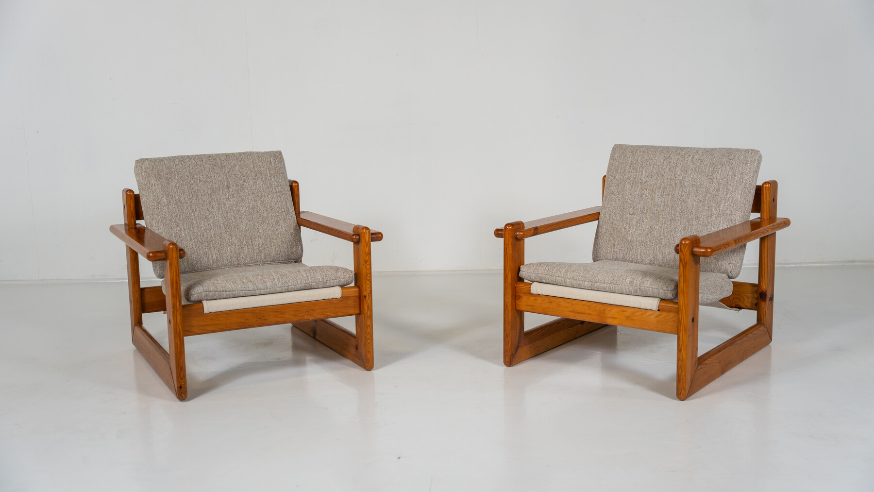 Mid-Century Modern Pair of Lounge Chairs, Italy, 1970s - New Upholstery 