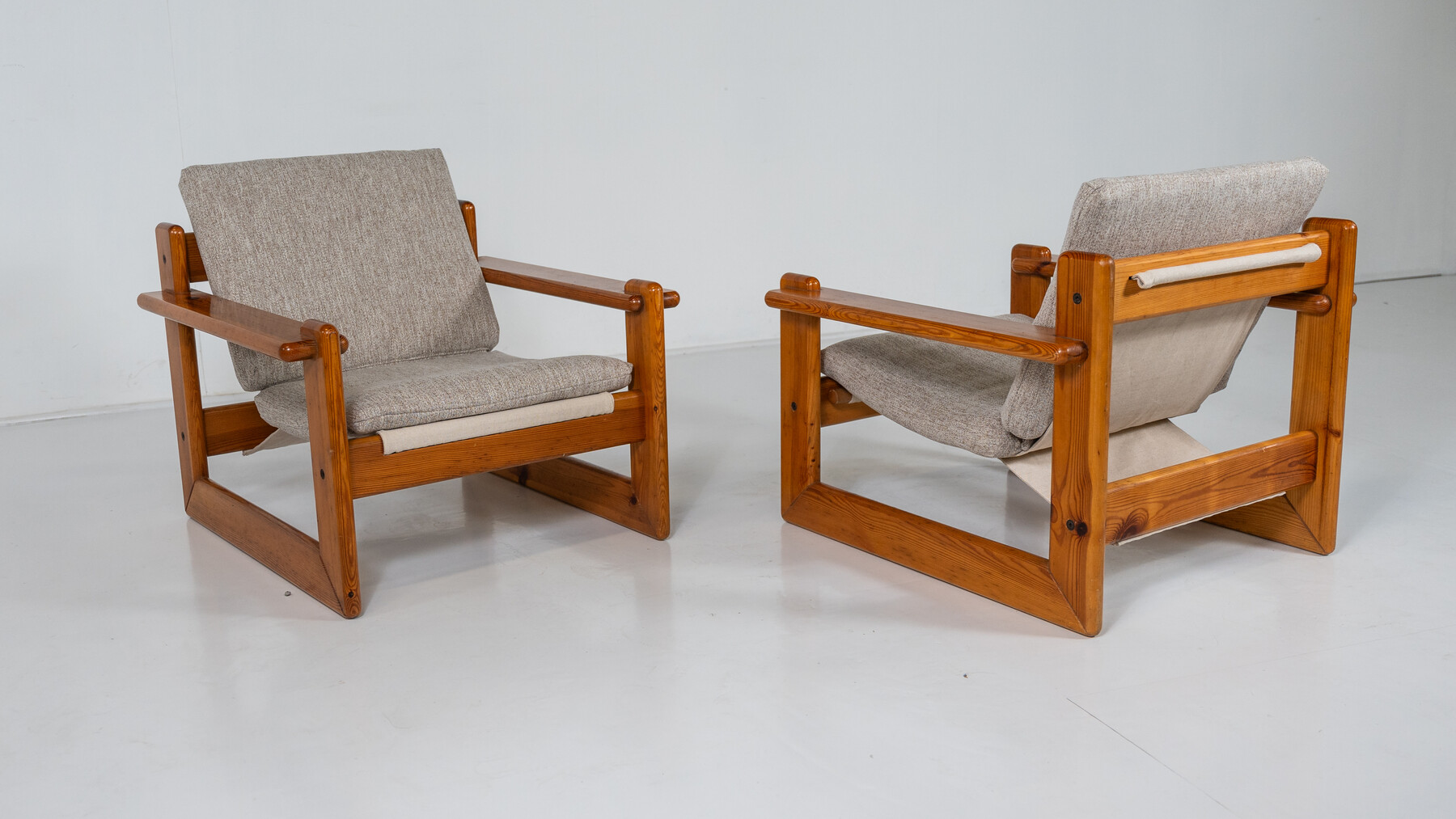 Mid-Century Modern Pair of Lounge Chairs, Italy, 1970s - New Upholstery 