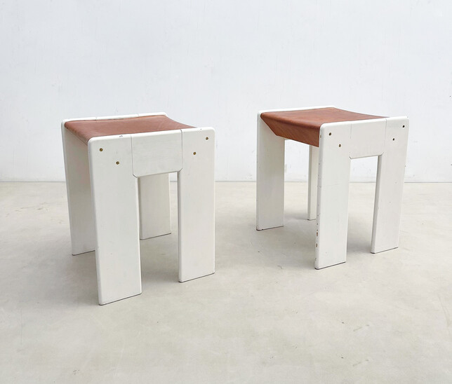 Mid-Century Modern Pair of Stools, White wood and Cognac Leather, Italy, 1960s