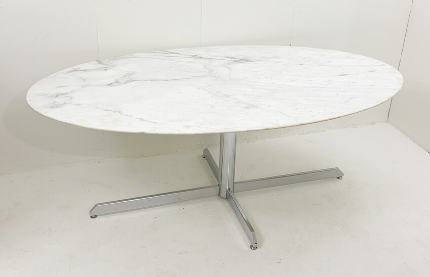 Mid-century oval with marble top and chromed metal feet dining table by Knoll - 1960s