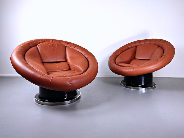 Pair of Large Space Age Leather Armchairs by Saporiti, Italy