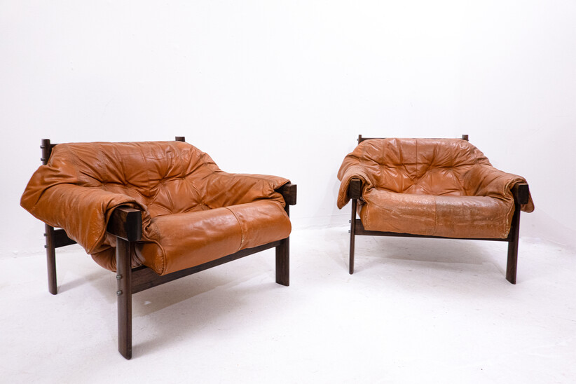 Pair of mid-century cognac leather and wood lounge chairs by Percival Lafer for Lafer MP - Brazil 1960s