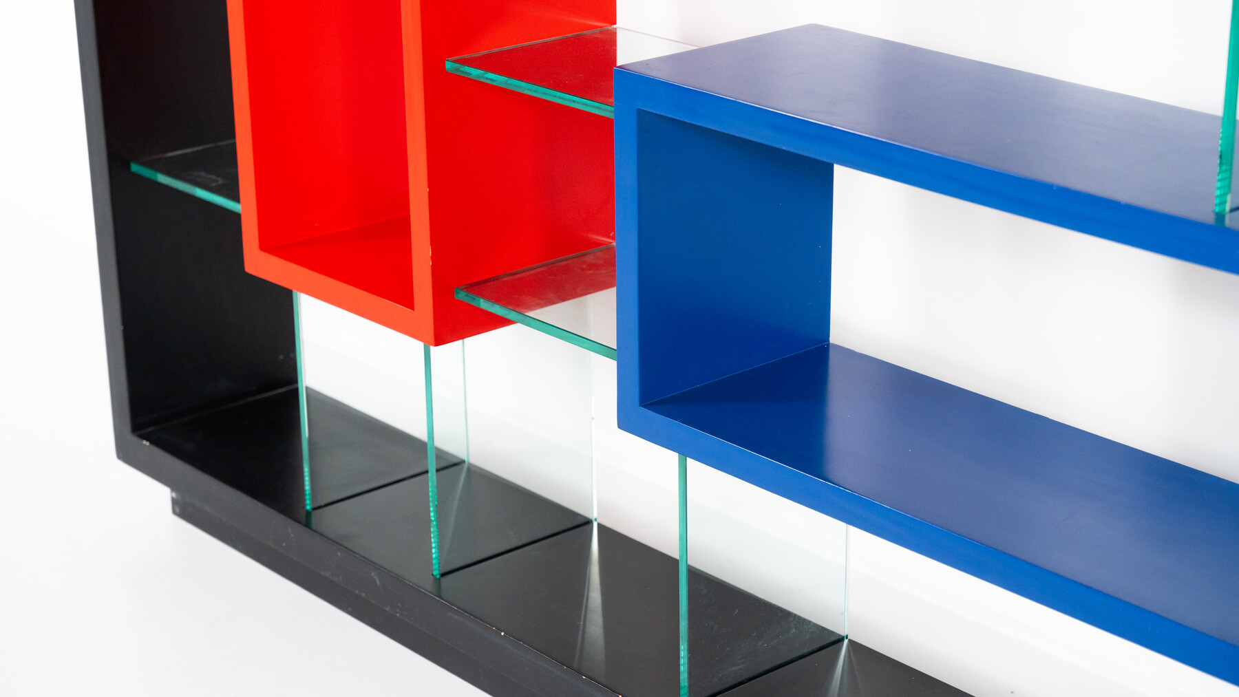 Post Modern Bookcase, Thick Glass and Lacquered Wood by Carlo Montini